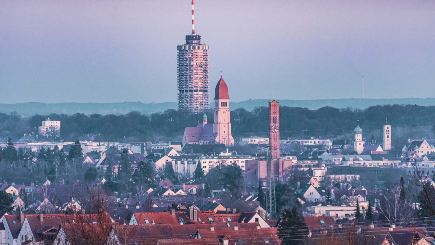 Stadtansicht Augsburg mit vielen Grundstücken in farbenprächtiger Winter-Sonne.